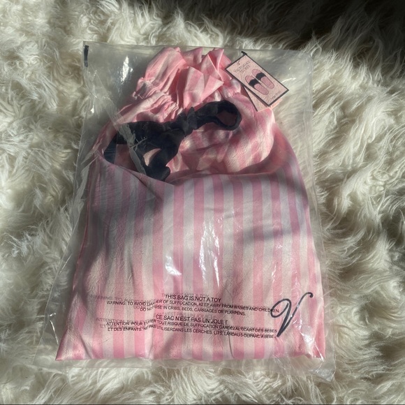 Victoria’s Secret Fuzzy Slippers Gift Set - Picture 4 of 5